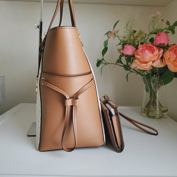 🔥 NWT Michael Kors Gilly Drawstring Tote & Matching Wristlet - Picture 3 of 12